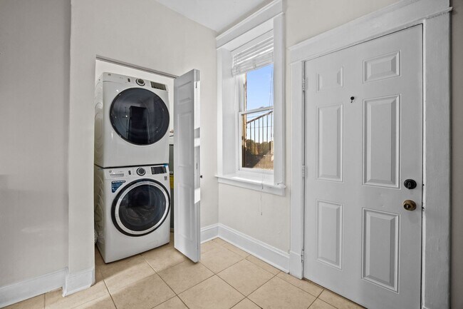 Building Photo - Cool Norfolk Apartment-Rest of November Free!