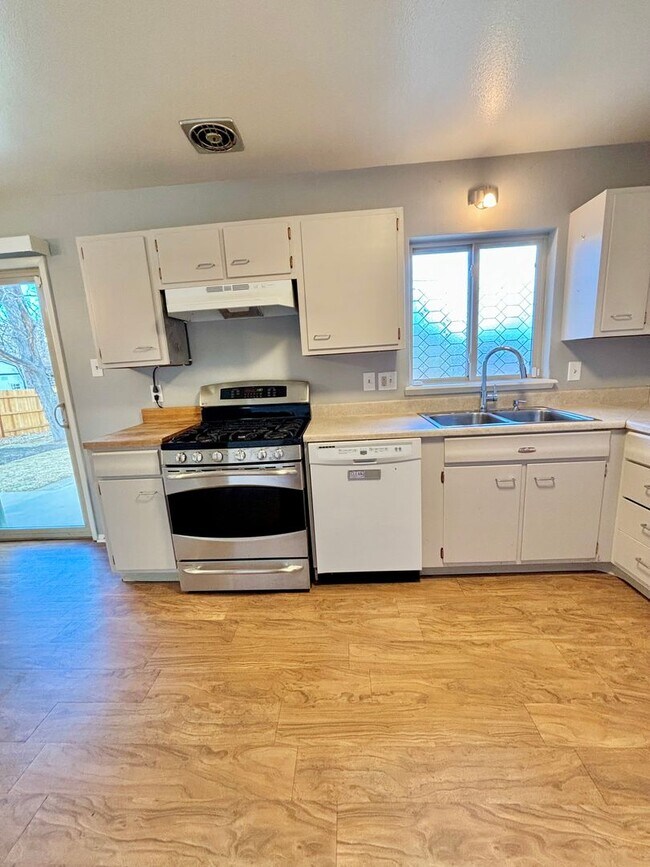 Building Photo - Expansive 5-Bedroom Home with Modern Comfort & Flexible Living Space! Available Now!!