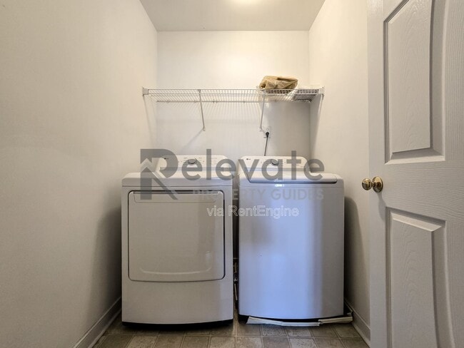 Building Photo - 805 Parkland Pl