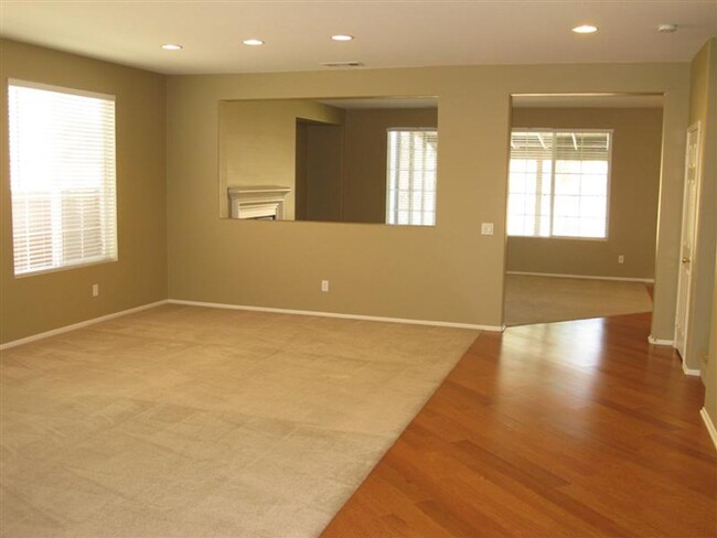 Building Photo - Four Bedroom Three Bathroom Home in Murrieta!