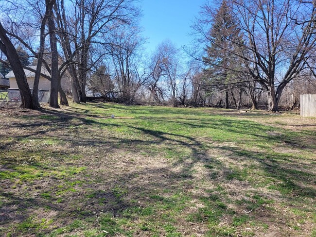 Building Photo - Four bedroom home on Indianola Ave with la...