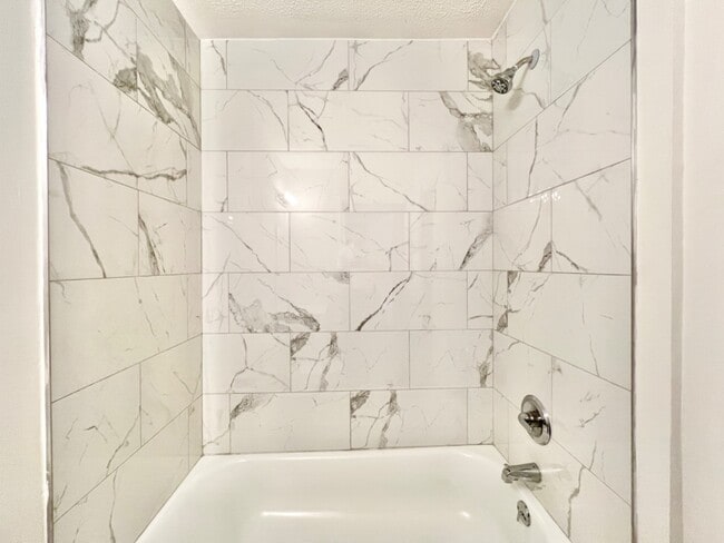 Building Photo - Updated 2 Bedroom