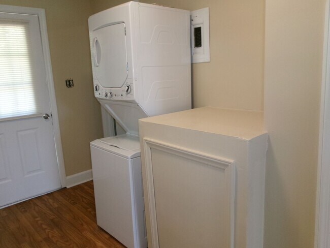 Building Photo - 3 bedroom, 1 bath home conveniently locate...