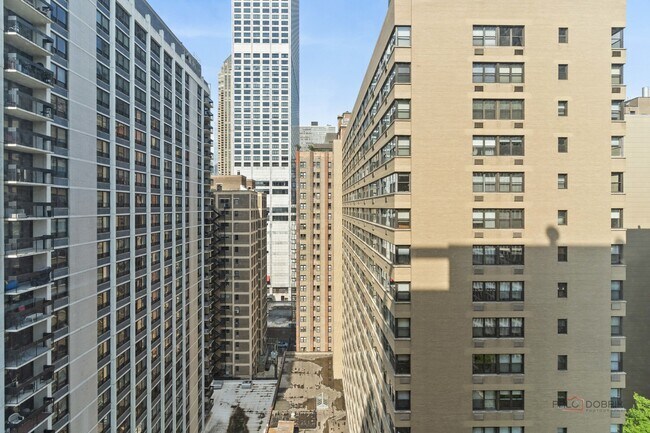 Building Photo - 247 E Chestnut St