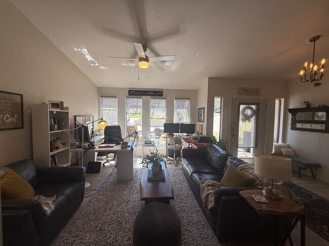 Building Photo - 1925 Bunting Ct