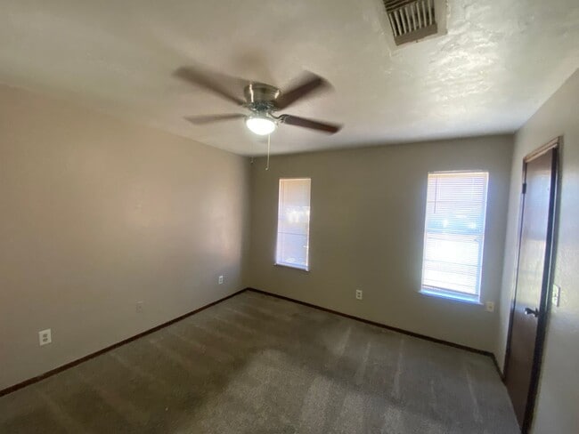 Building Photo - Charming 3 bedroom 1.5 bath