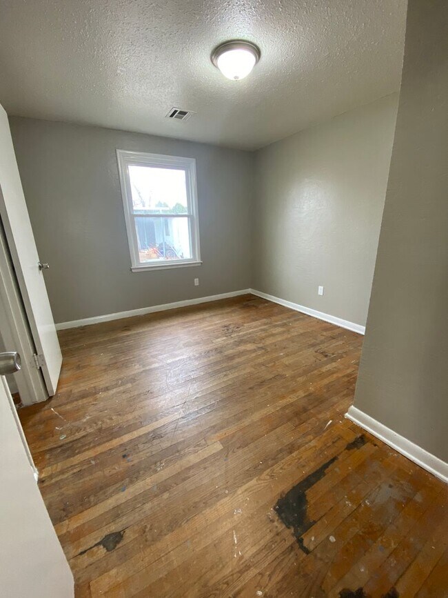 Building Photo - Spacious 3 Bedroom House