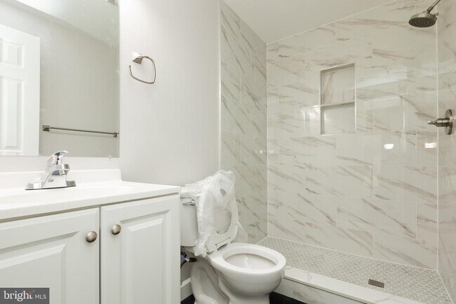 Building Photo - 9004 Roundleaf Way