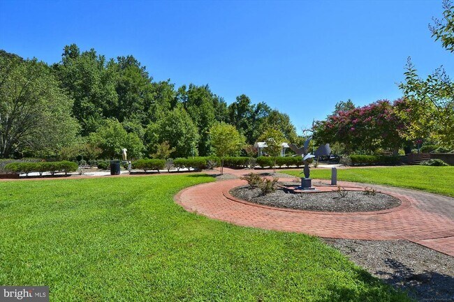 Building Photo - 300 Hilltop Ln