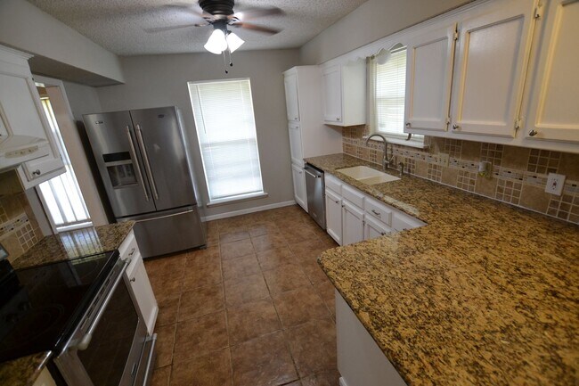 Building Photo - Zachary School District! 3 bedroom, 2 bath home in coveted Marita Terrace Subdivision