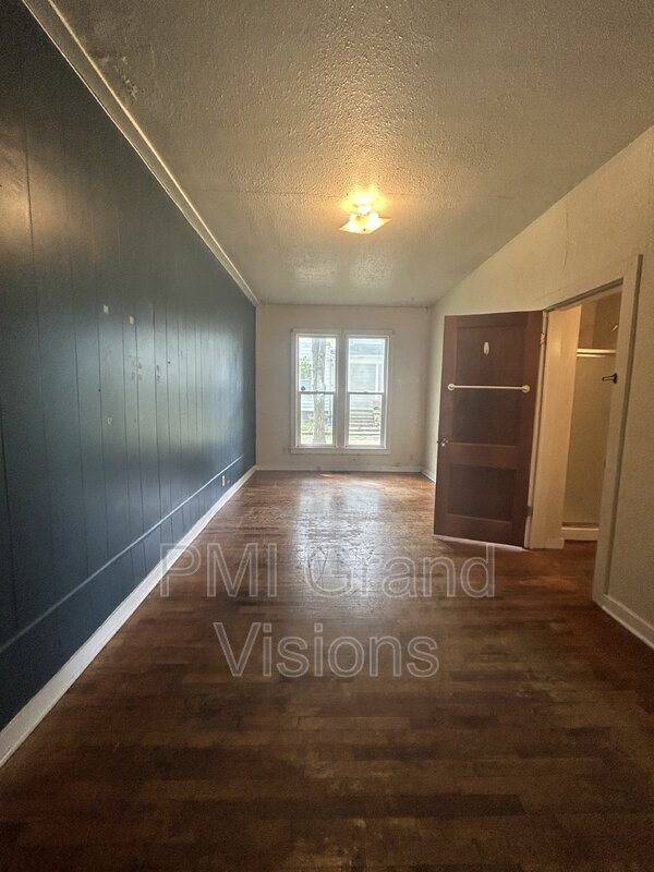 Building Photo - 1105 6th St