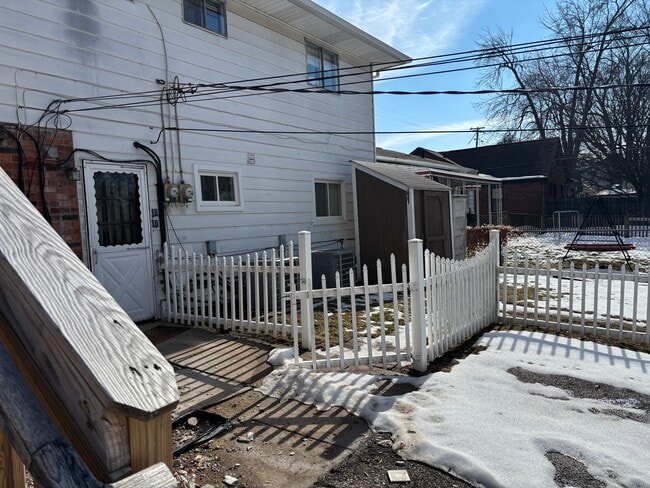 Building Photo - 620 Nahma Ave