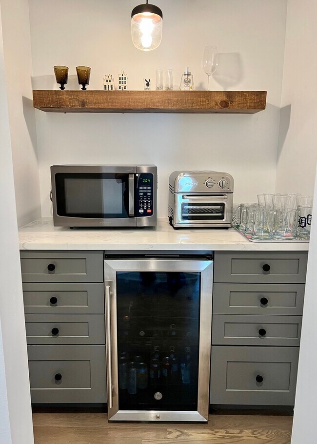 Building Photo - 940 N Oak Park Ave