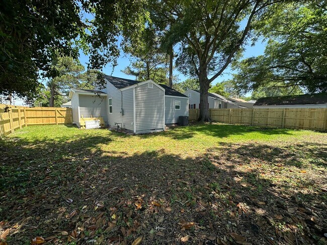 Building Photo - 2 Bed 2 Bath House
