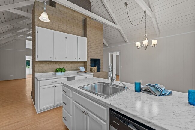 Building Photo - 53 Pine Lake Dr