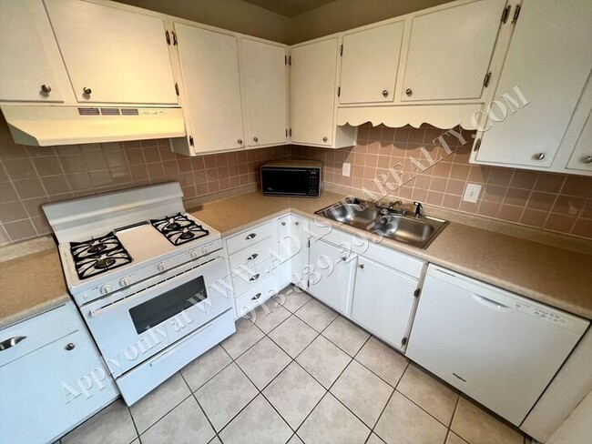 Building Photo - Darling 4 Bed 2 Bath Ranch in Olathe-Available NOW!!