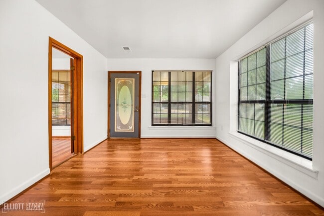 Building Photo - Check Out this 2 bed 1 bath in Alexandria