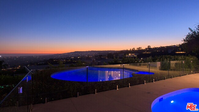 Building Photo - 1542 Blue Jay Way