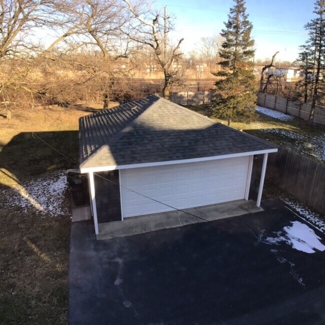 Building Photo - Beautiful 4 bedroom house in great Dolton ...