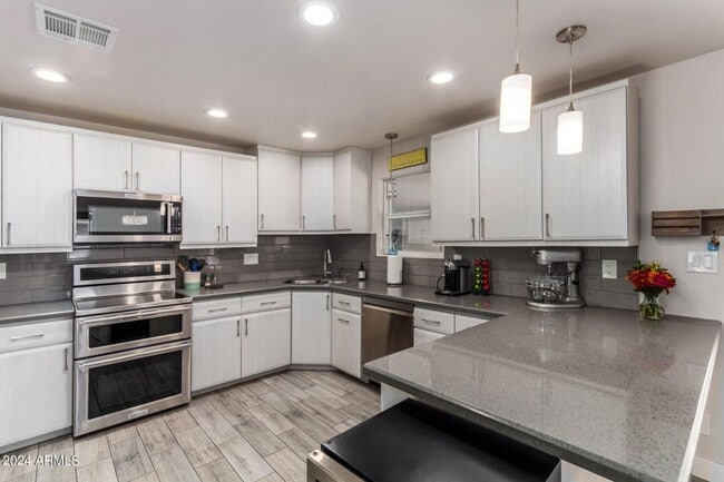 Building Photo - AMAZING ASU HOUSE IN GREAT STUDENT AREA