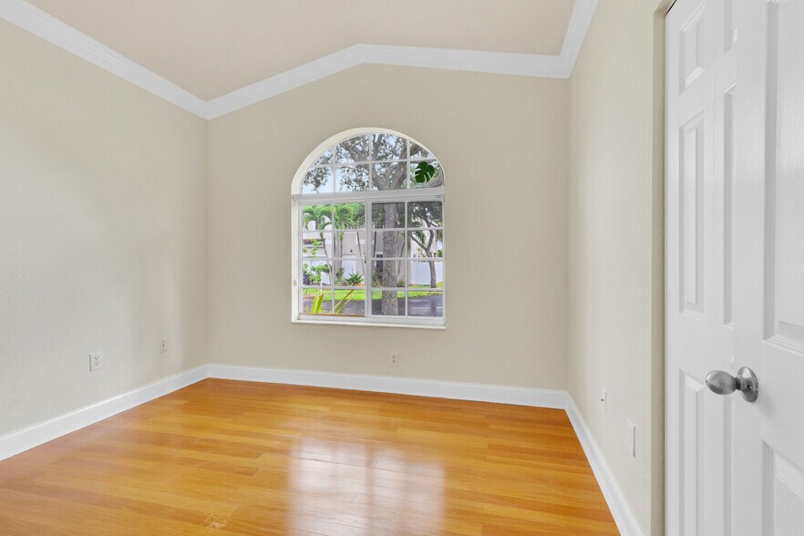 Building Photo - 5334 NW 111th Ct