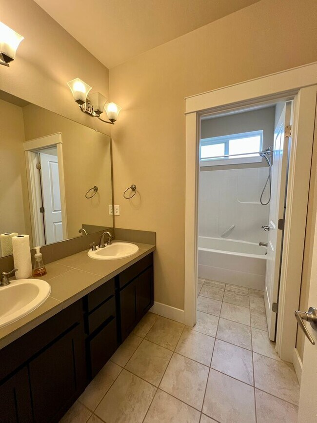Building Photo - Large 5 Bedroom Home in Tumwater