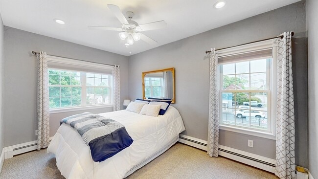 Building Photo - 654 Main St