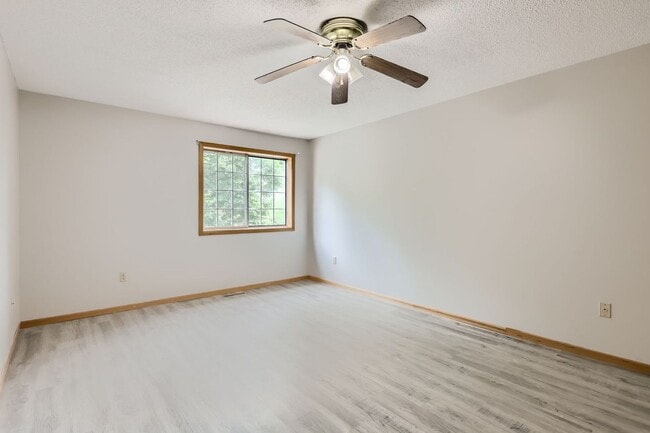 Building Photo - Blaine Townhome