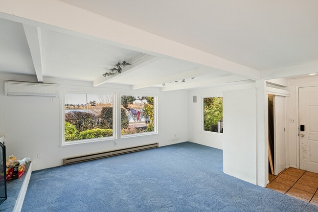 Building Photo - 6807 Aurora Ave N