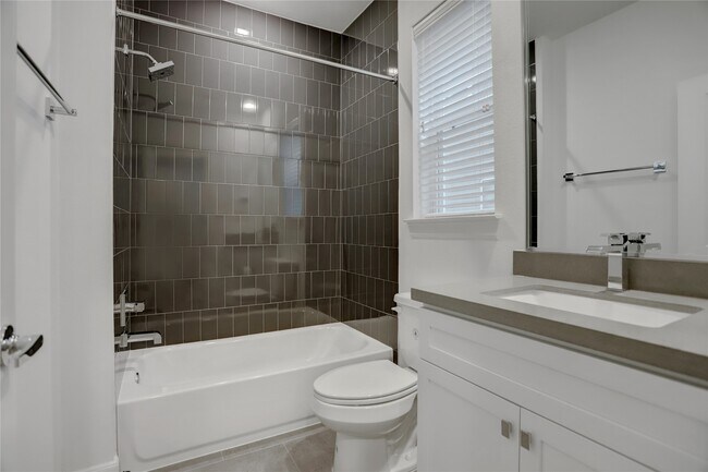 Building Photo - 954 W 18th St