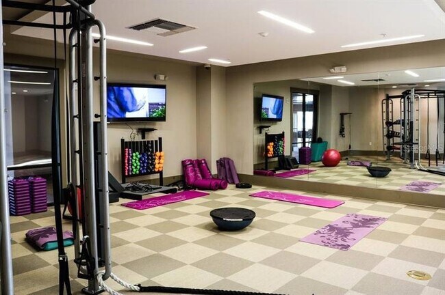 Building Photo - 1701 N Lois Ave