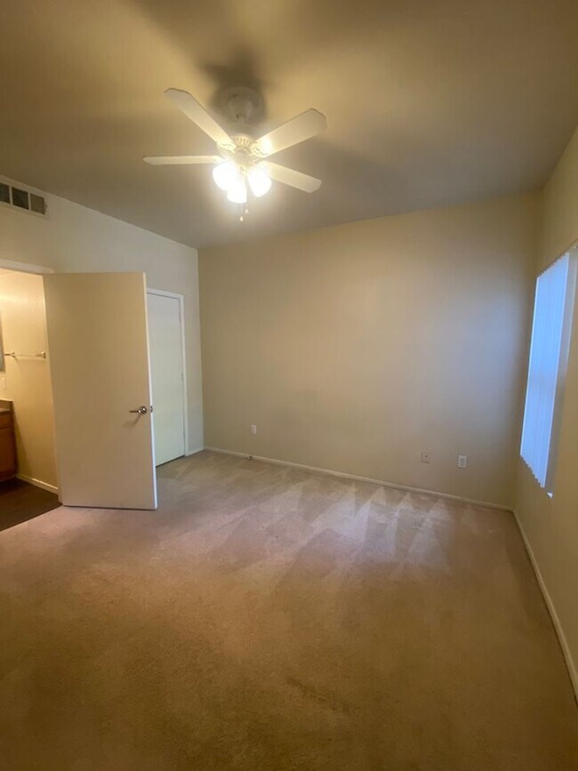 Building Photo - Beautiful unfurnished 2 bedroom in the Sou...