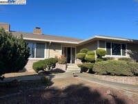 Building Photo - 2755 Pineridge Rd