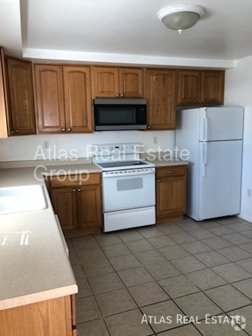 Building Photo - Available NOW! Clean and spacious 3 bed, 1...