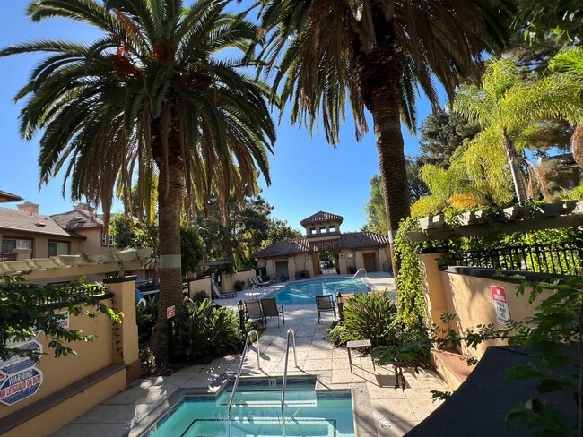 Building Photo - Light Filled 2 Bed 2 Bath Tustin Condo wit...