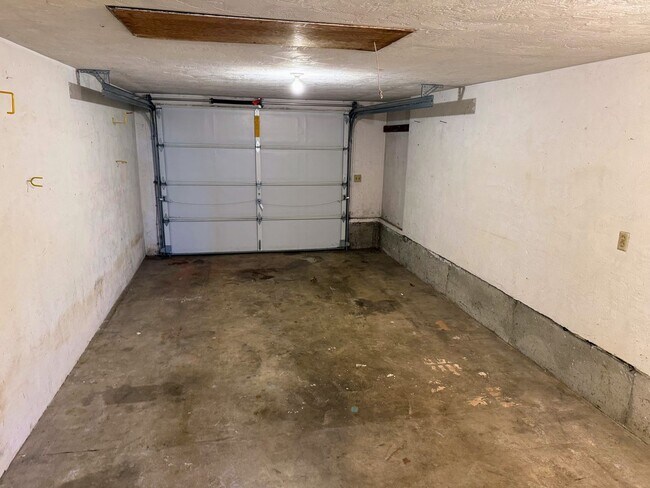 Building Photo - 2-Bed, 1-Bath Duplex – Great Location!