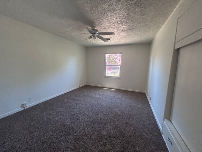 Building Photo - 3bd 1ba