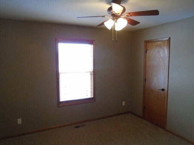 Building Photo - Beautiful Home Great Location