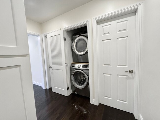 Building Photo - Beautiful 4 Bedroom 3.5 Bathroom Home in t...
