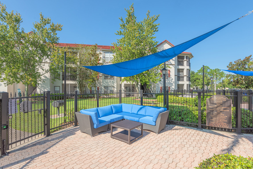 Outdoor seating area - Asprey at Lake Brandon Apartments