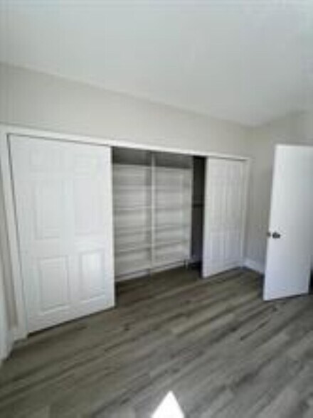 Building Photo - 2665 Middle River Dr