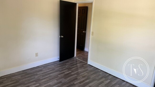 Building Photo - Move-in ready NOW!