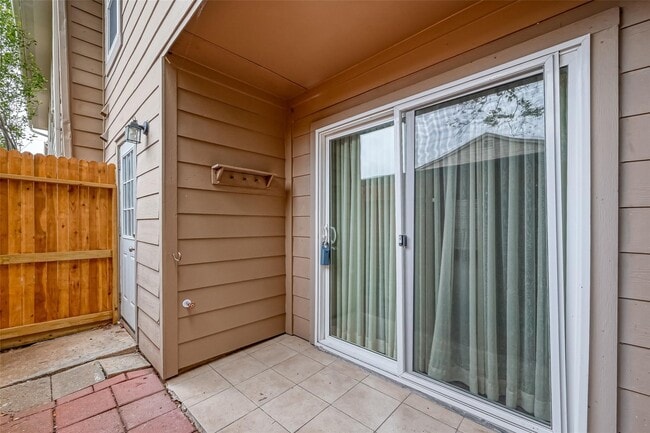 Building Photo - 10615 Briar Forest Dr