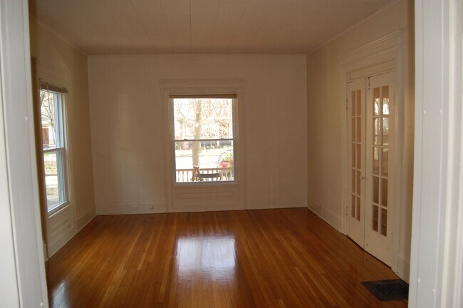 Building Photo - AVAILABLE AUGUST 1, 2026 - Charming 1st. F...