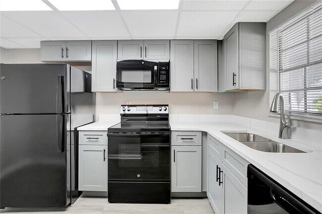 Building Photo - 709 Russell Ln