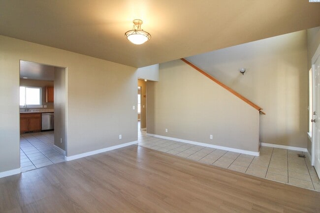 Building Photo - 4 Bed/2.5 Bath House in Richland