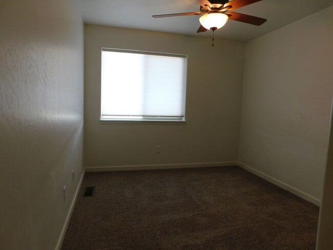 Building Photo - Townhome Near Shopping