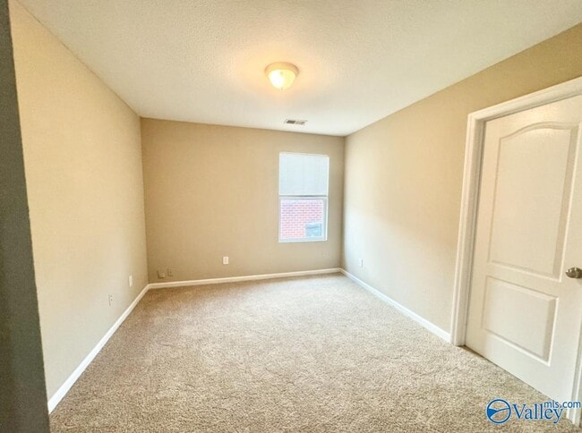 Building Photo - 142 Vancouver Rd