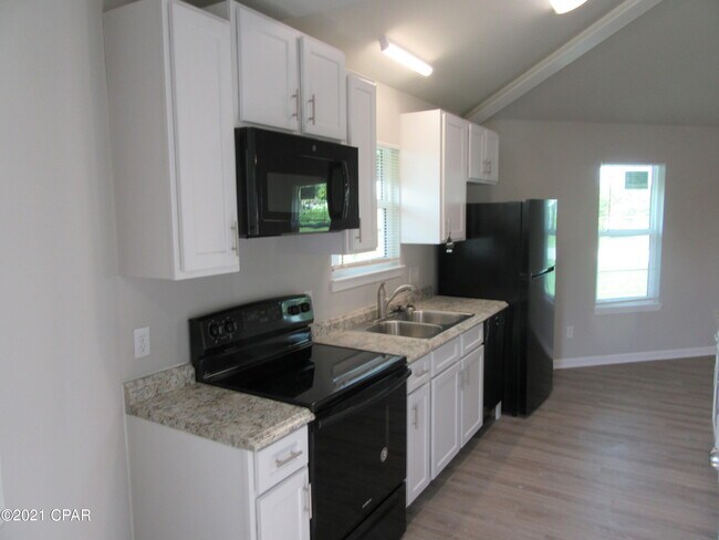 Building Photo - 1300 Grace Ave