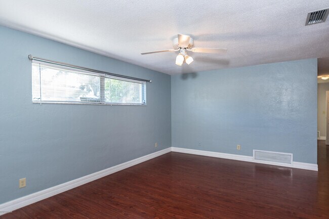 Building Photo - 136 Valencia Dr